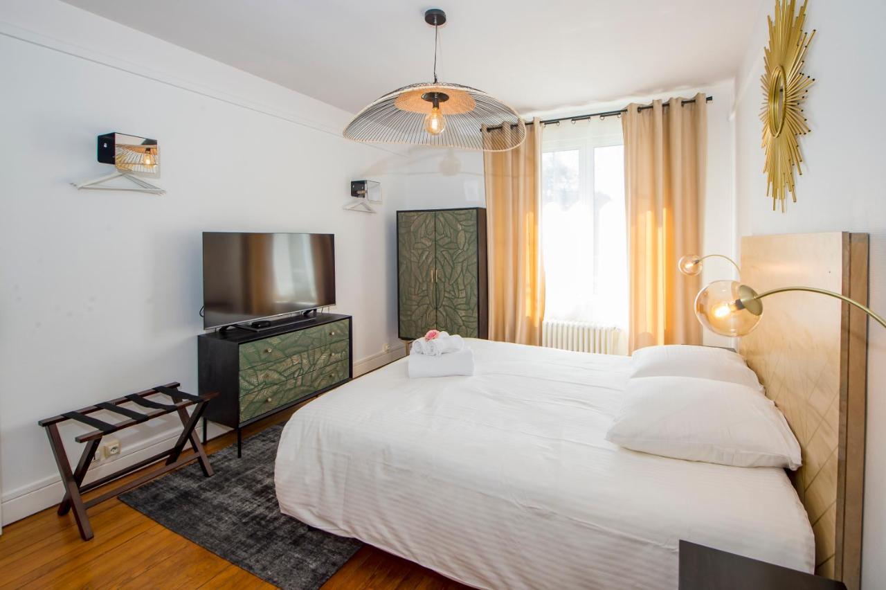 Suites Mana: Chic Downtown Rethel with Private Fitness Exterior photo