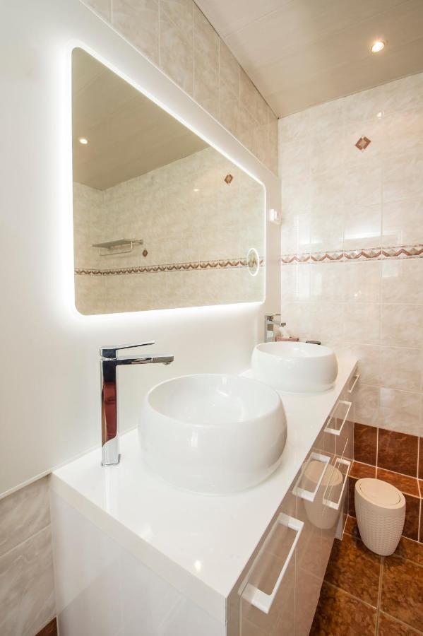 Suites Mana: Chic Downtown Rethel with Private Fitness Exterior photo