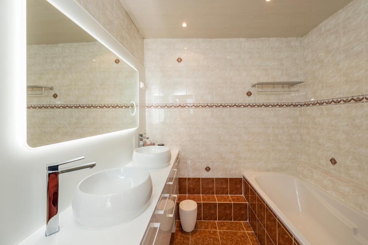 Suites Mana: Chic Downtown Rethel with Private Fitness Exterior photo