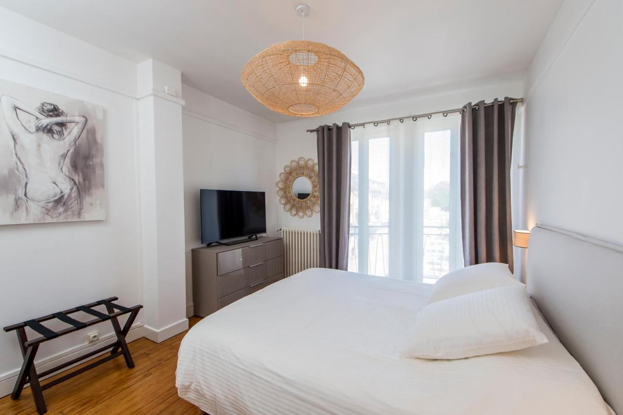 Suites Mana: Chic Downtown Rethel with Private Fitness Exterior photo